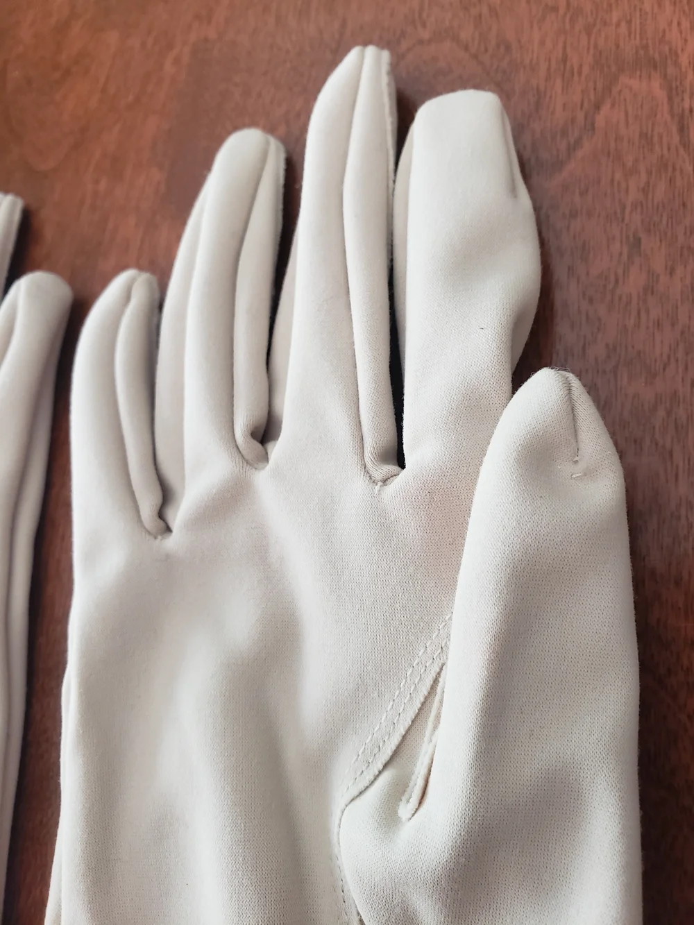 Vtg Crescendoe Caresse Ivory/Cream Wrist Gloves with Scallop Trim Size: 7 (S)